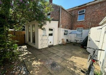 8 Priory Road, Spalding, Lincolnshire, PE11 2XA