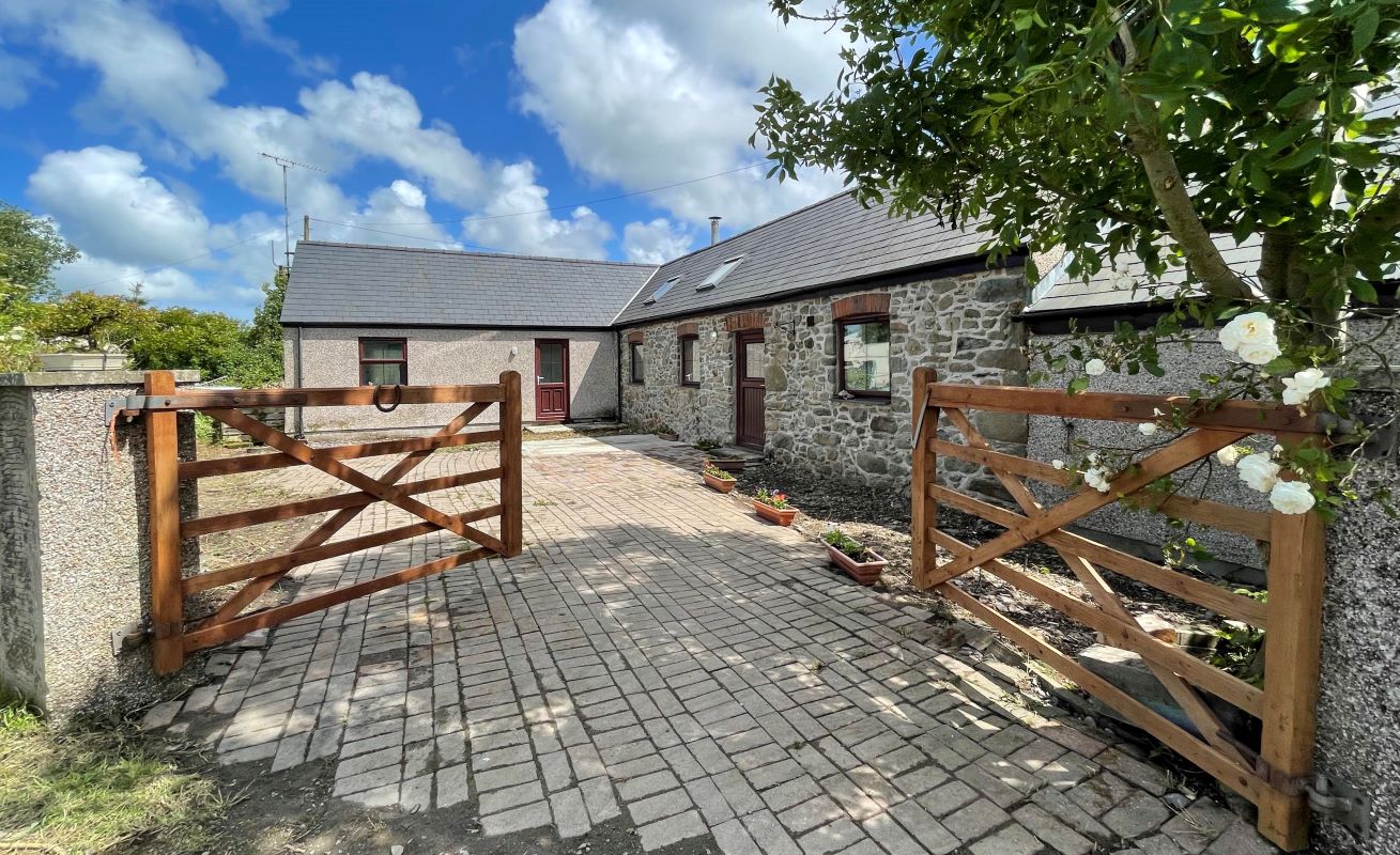 Property for Auction in Wales - Llyn Y Coed Llantrisant, Holyhead, Gwynedd, LL65 4TN