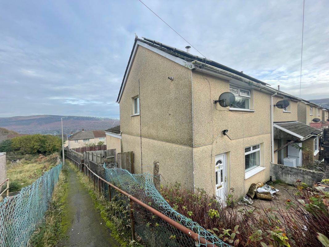 172 Garth Avenue Glyncoch, Pontypridd, CF37 3AD