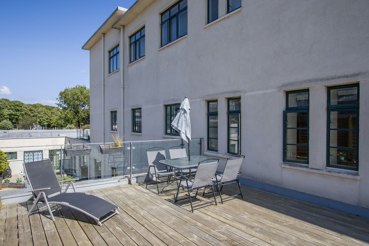 Property for Auction in Wales - Apartment 107 Courtlands, Penarth, CF64 5QG