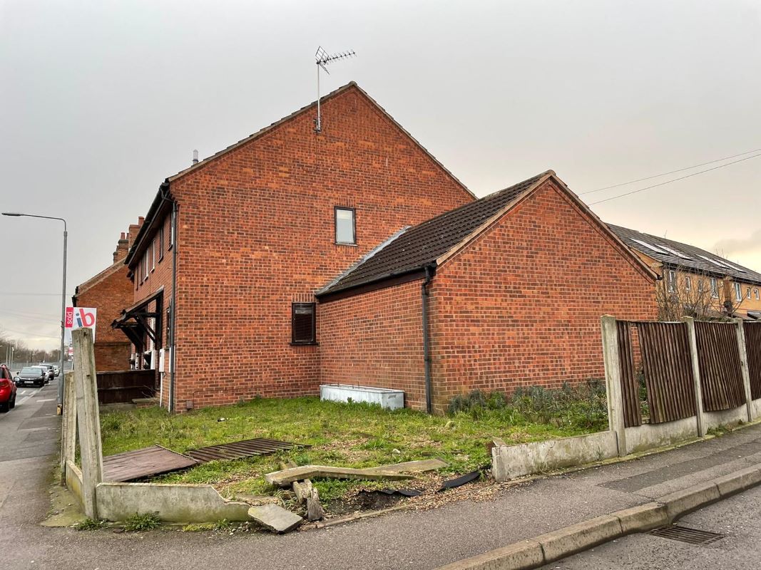 Garage off Summers Road, Newark, Nottinghamshire, NG24 1HW