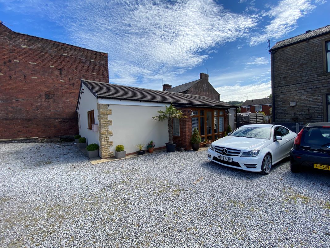 Oak House & Oak Cottage, Beal Lane, Shaw, Oldham, OL2 8PB