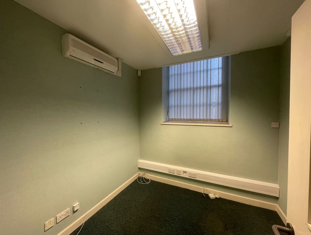 Ground Floor of Ye Olde White Hart, Market Place, Newark, NG24 1EG