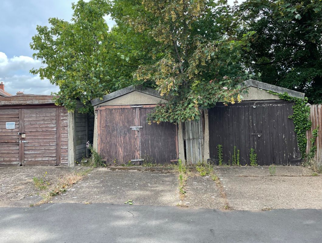 Garage, Harewood Avenue, Newark, Nottinghamshire, NG24 4AN