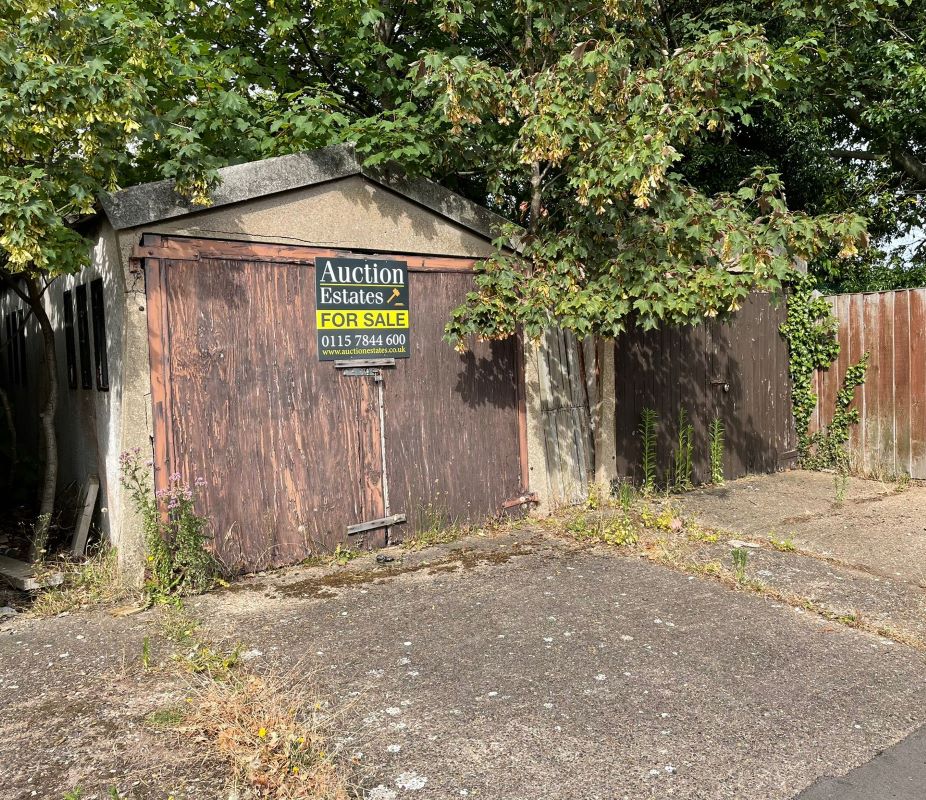 Garage, Harewood Avenue, Newark, Nottinghamshire, NG24 4AN