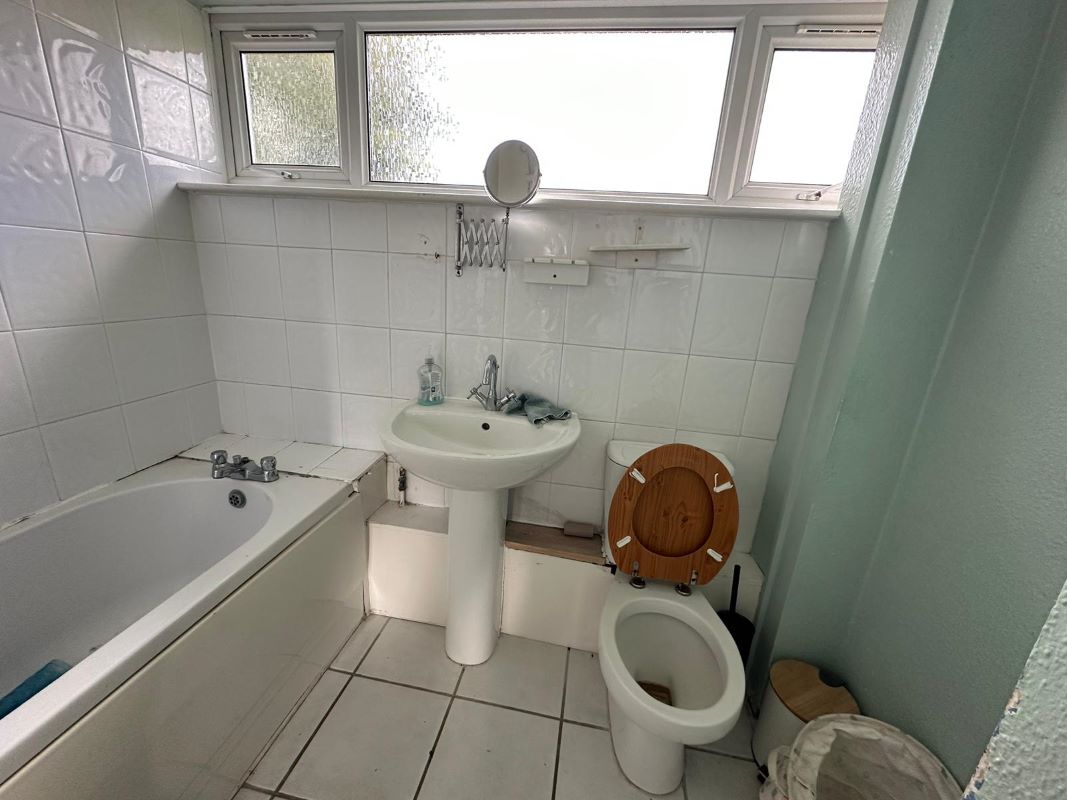 Bungalow off Lincoln Grove, Radcliffe on Trent, Nottingham, NG12 2FR