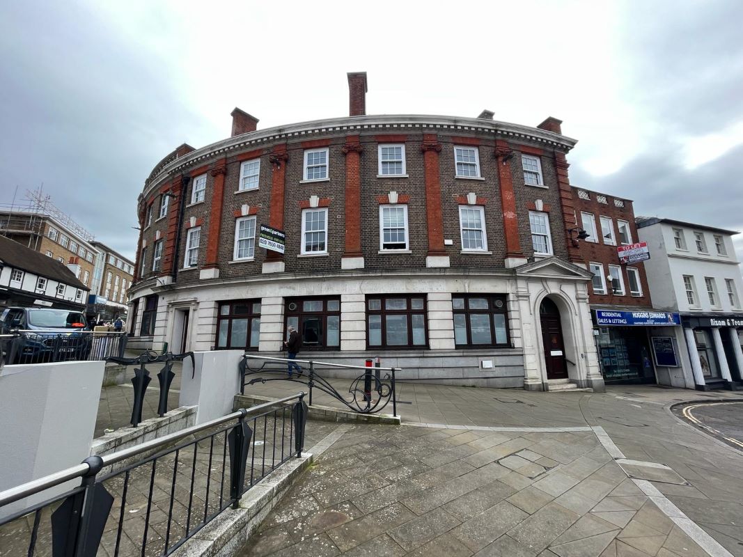 1 Bridge Street, Leatherhead, Surrey, KT22 8BL