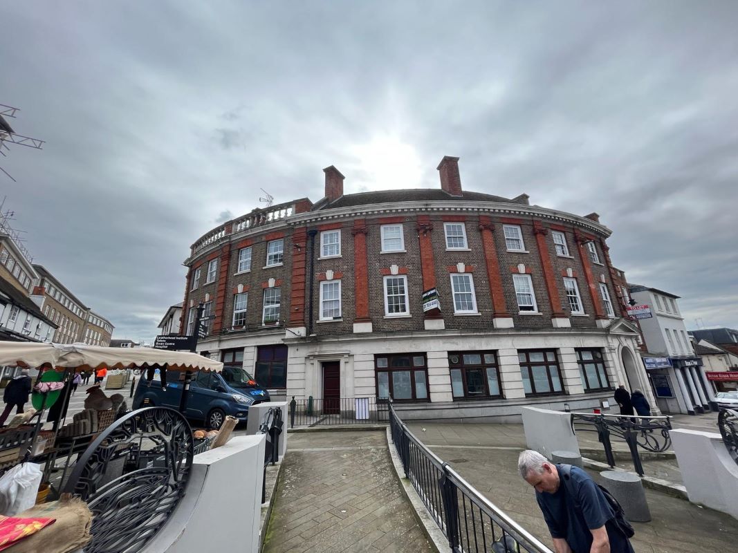 1 Bridge Street, Leatherhead, Surrey, KT22 8BL