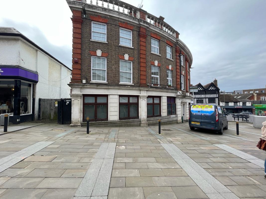 1 Bridge Street, Leatherhead, Surrey, KT22 8BL