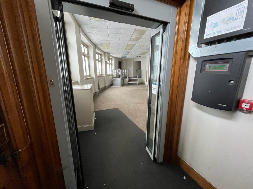 1 Bridge Street, Leatherhead, Surrey, KT22 8BL