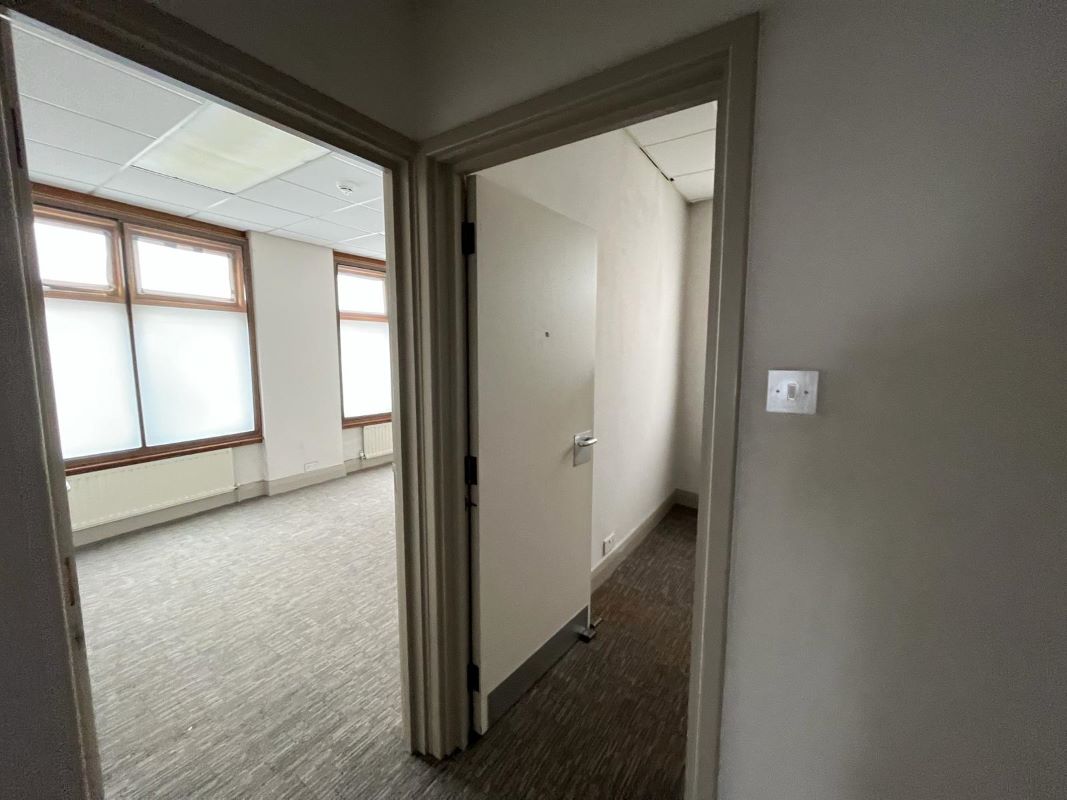 1 Bridge Street, Leatherhead, Surrey, KT22 8BL