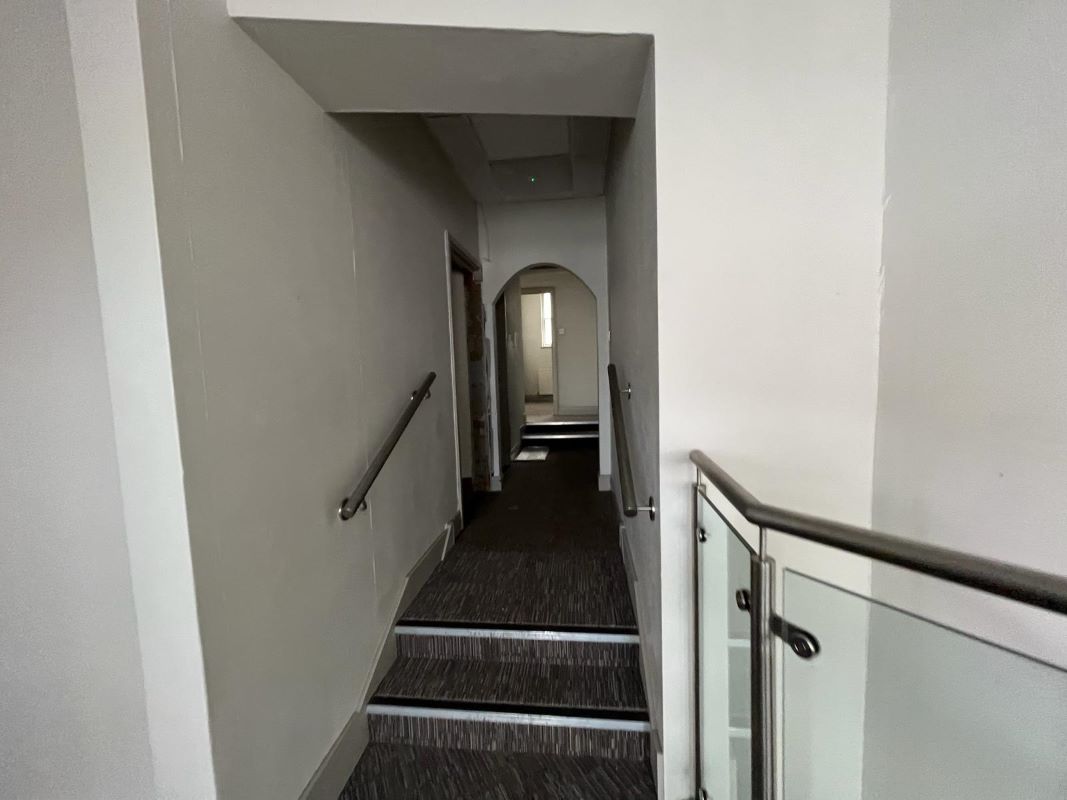 1 Bridge Street, Leatherhead, Surrey, KT22 8BL