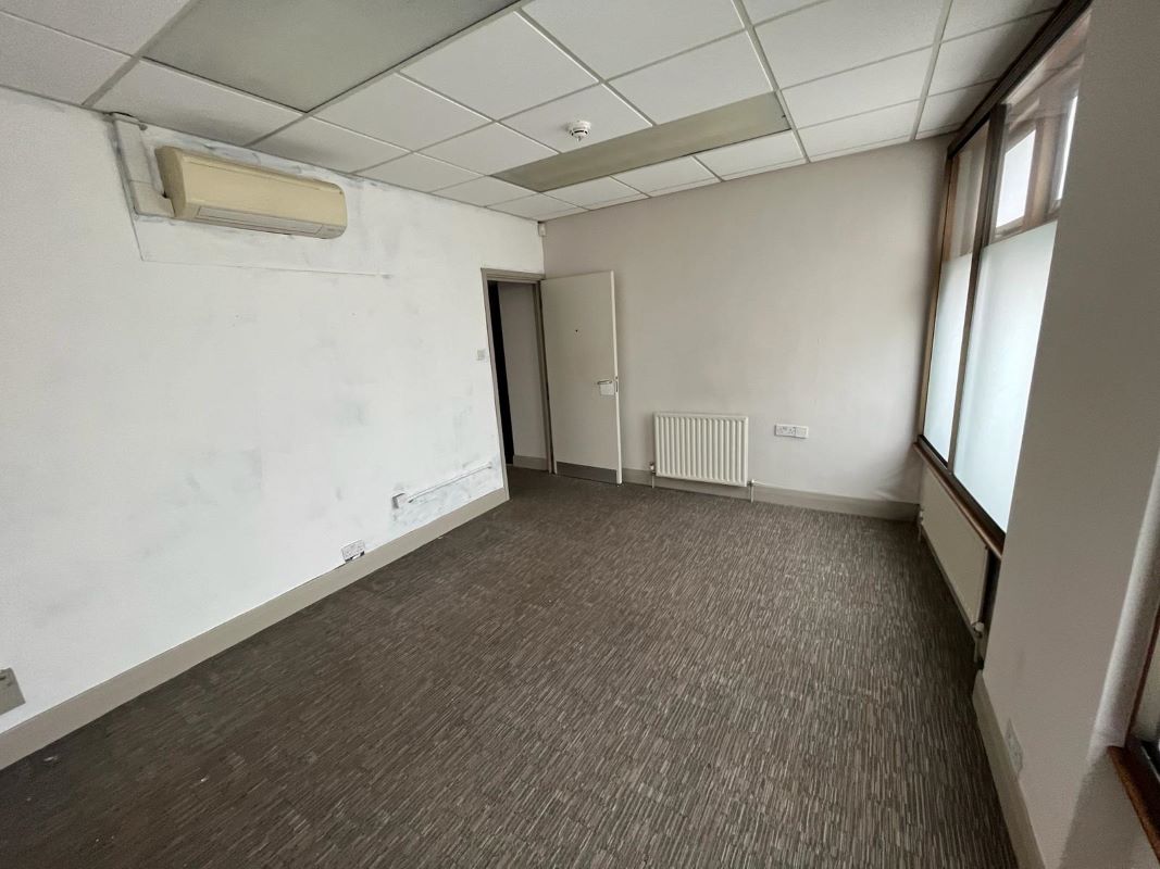 1 Bridge Street, Leatherhead, Surrey, KT22 8BL