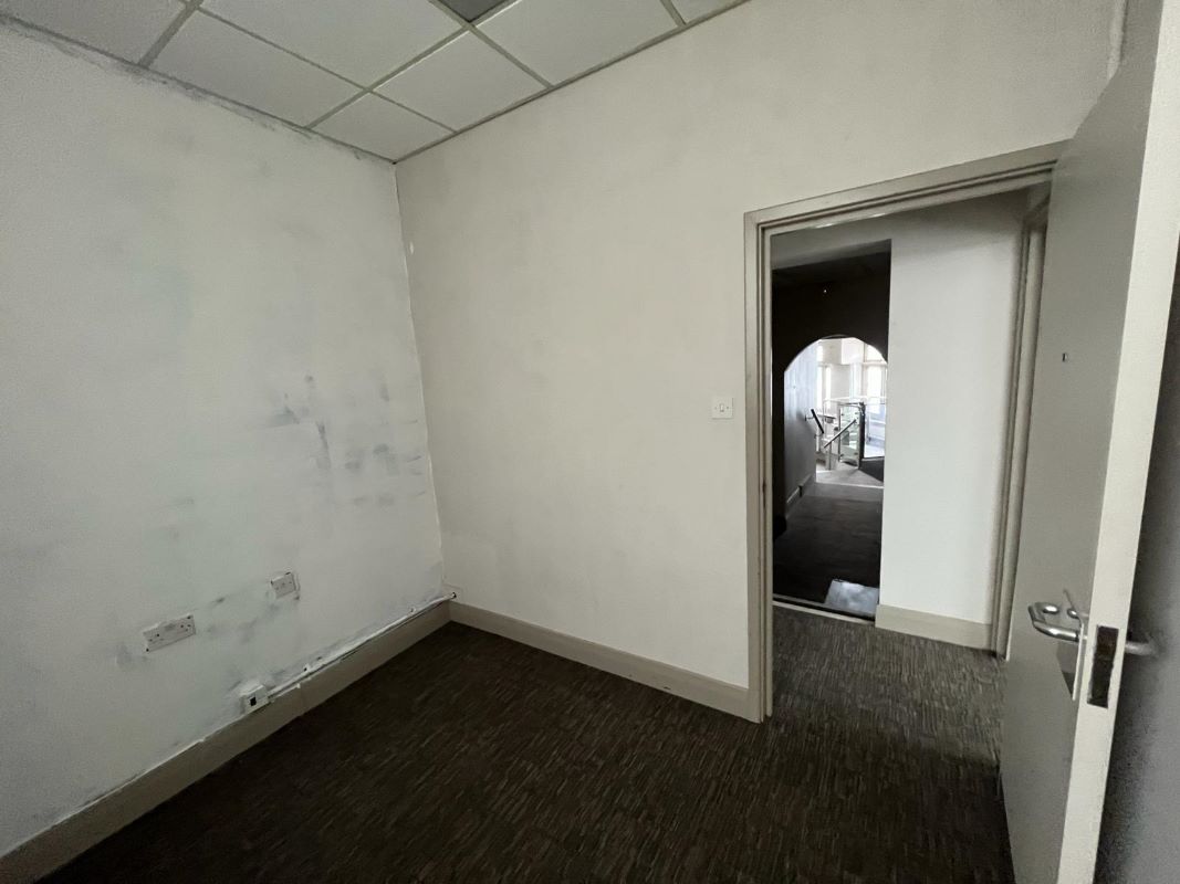 1 Bridge Street, Leatherhead, Surrey, KT22 8BL