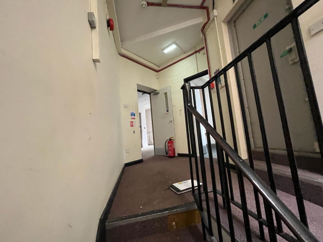 1 Bridge Street, Leatherhead, Surrey, KT22 8BL