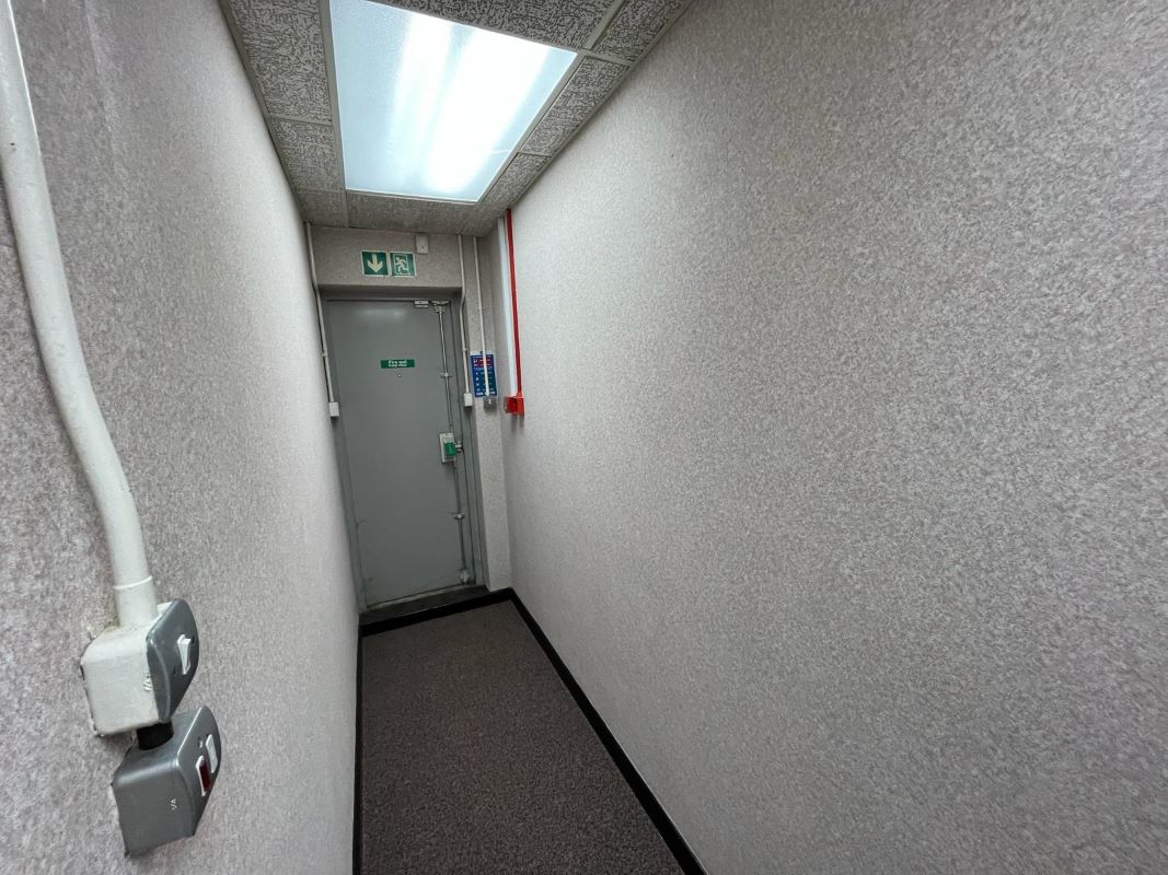 1 Bridge Street, Leatherhead, Surrey, KT22 8BL