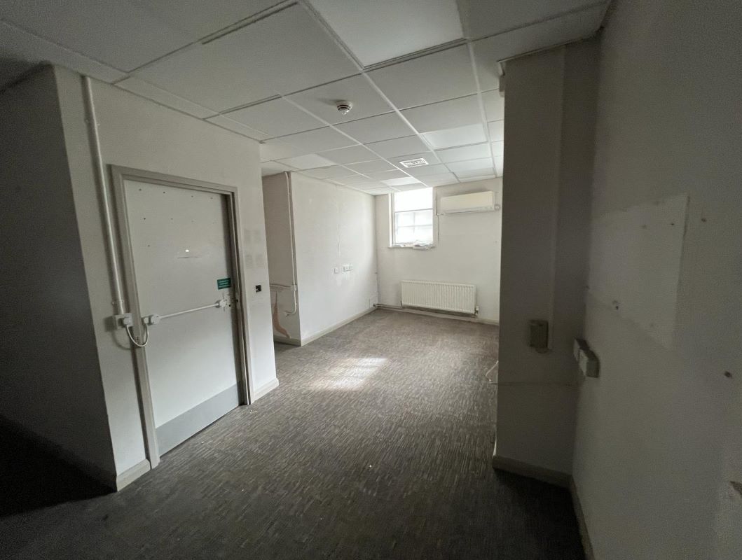 1 Bridge Street, Leatherhead, Surrey, KT22 8BL