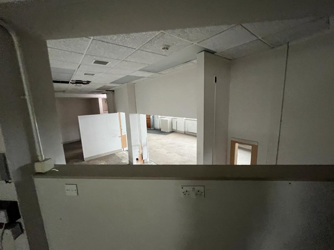 1 Bridge Street, Leatherhead, Surrey, KT22 8BL