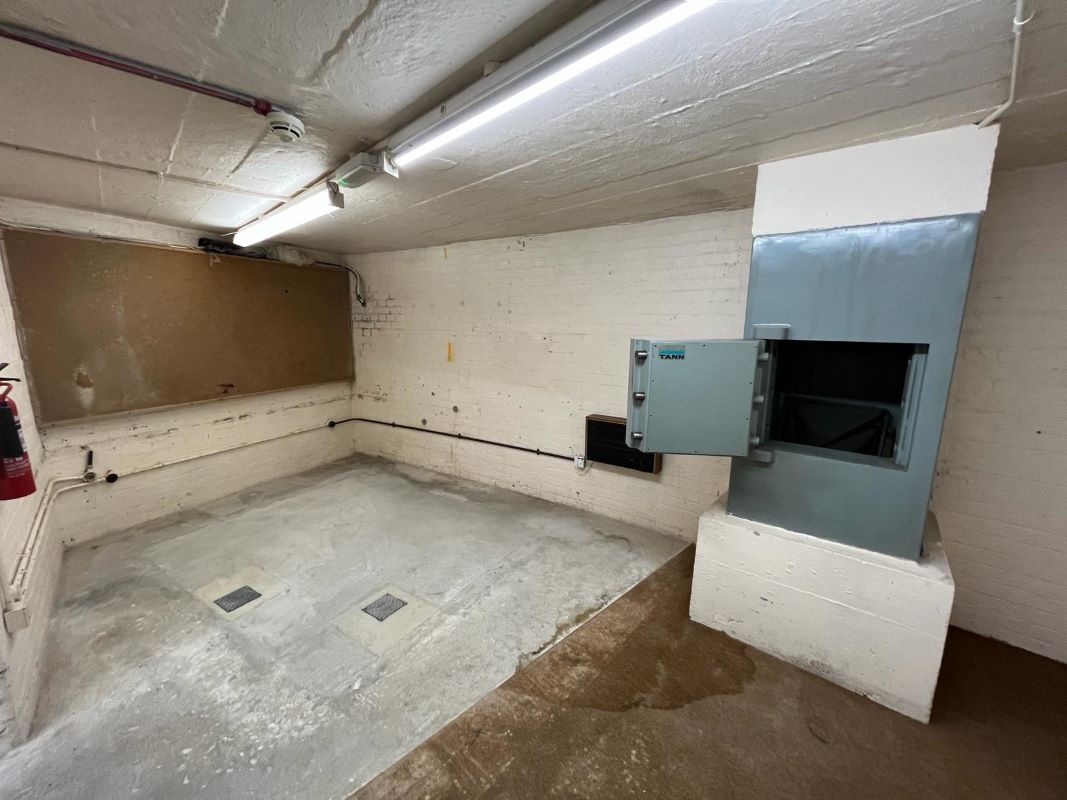 1 Bridge Street, Leatherhead, Surrey, KT22 8BL