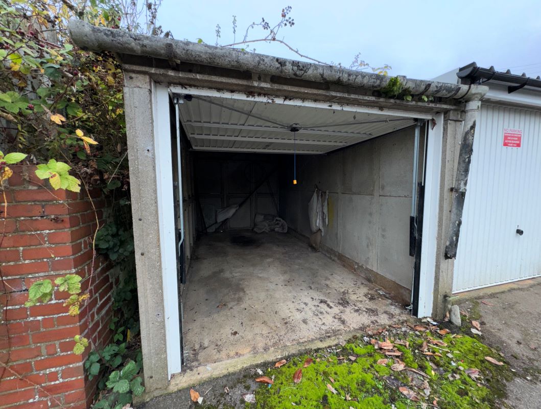 Lock-up Garage on Greendale Road, Coventry, West Midlands, CV5 8AZ