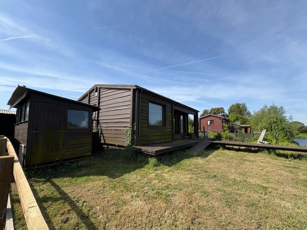 Prickle Pin Lodge, Trent Side, Barton-in-Fabis, Nottingham, NG11 0BL