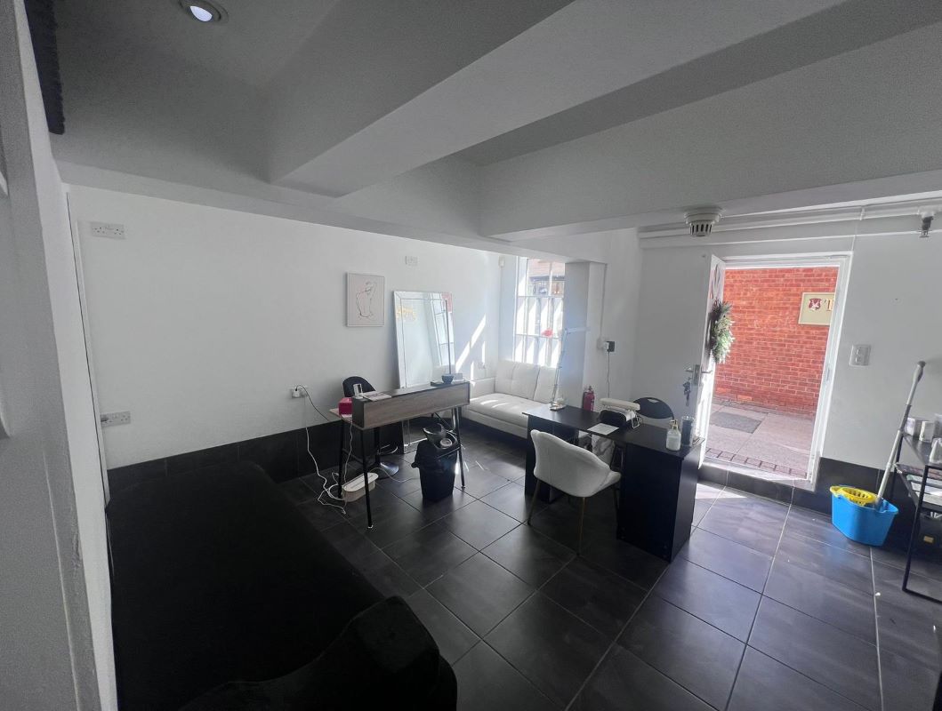 Unit 3, White Hart Yard, Newark, Nottinghamshire, NG24 1DX