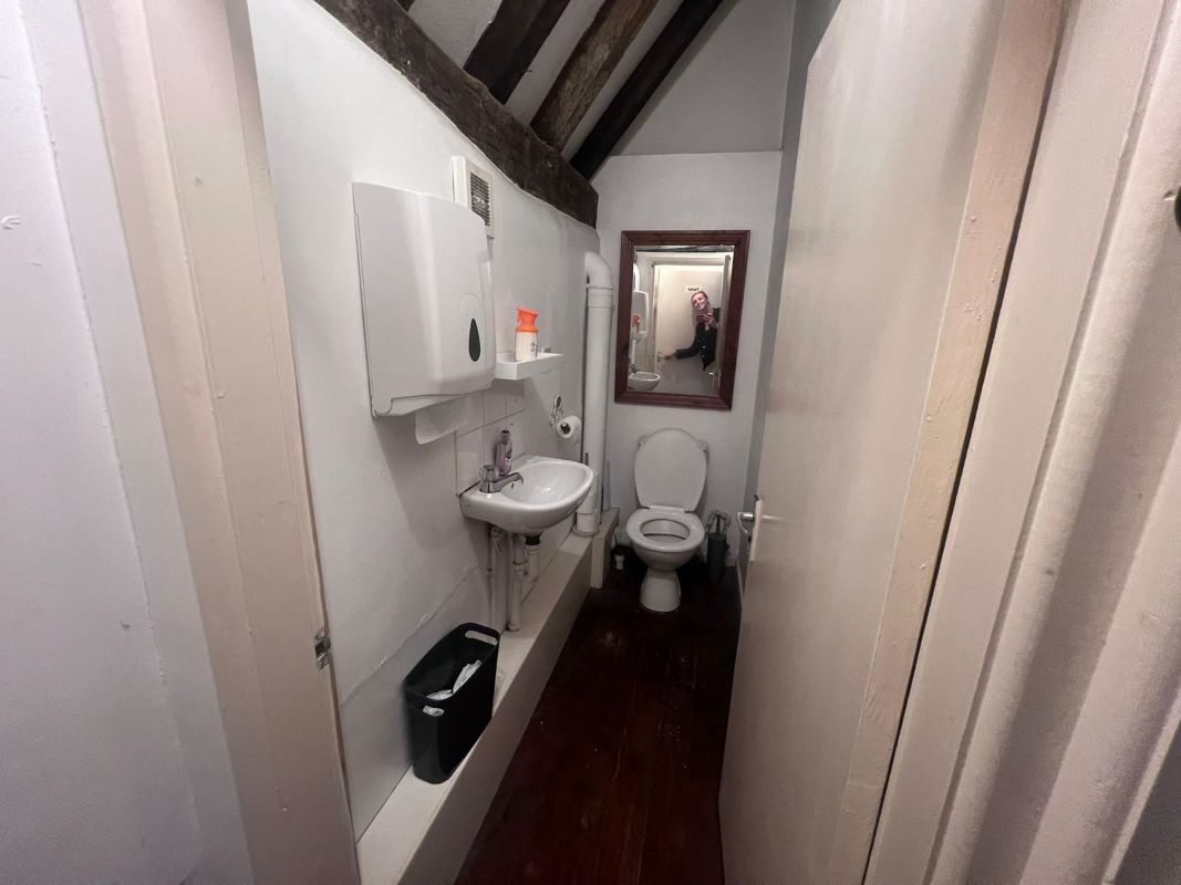 Unit 4, White Hart Yard, Newark, Nottinghamshire, NG24 1DX