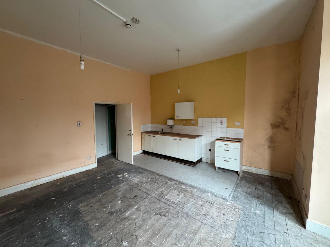 42 Forest Road West, Nottingham, NG7 4EQ