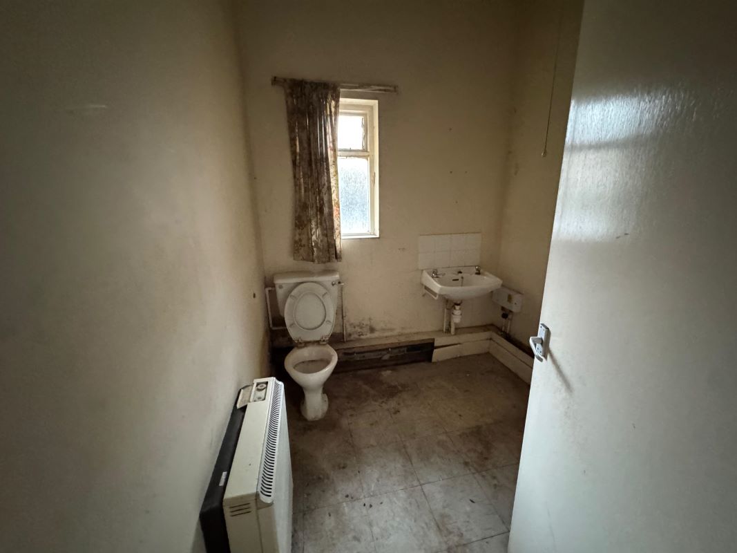 42 Forest Road West, Nottingham, NG7 4EQ