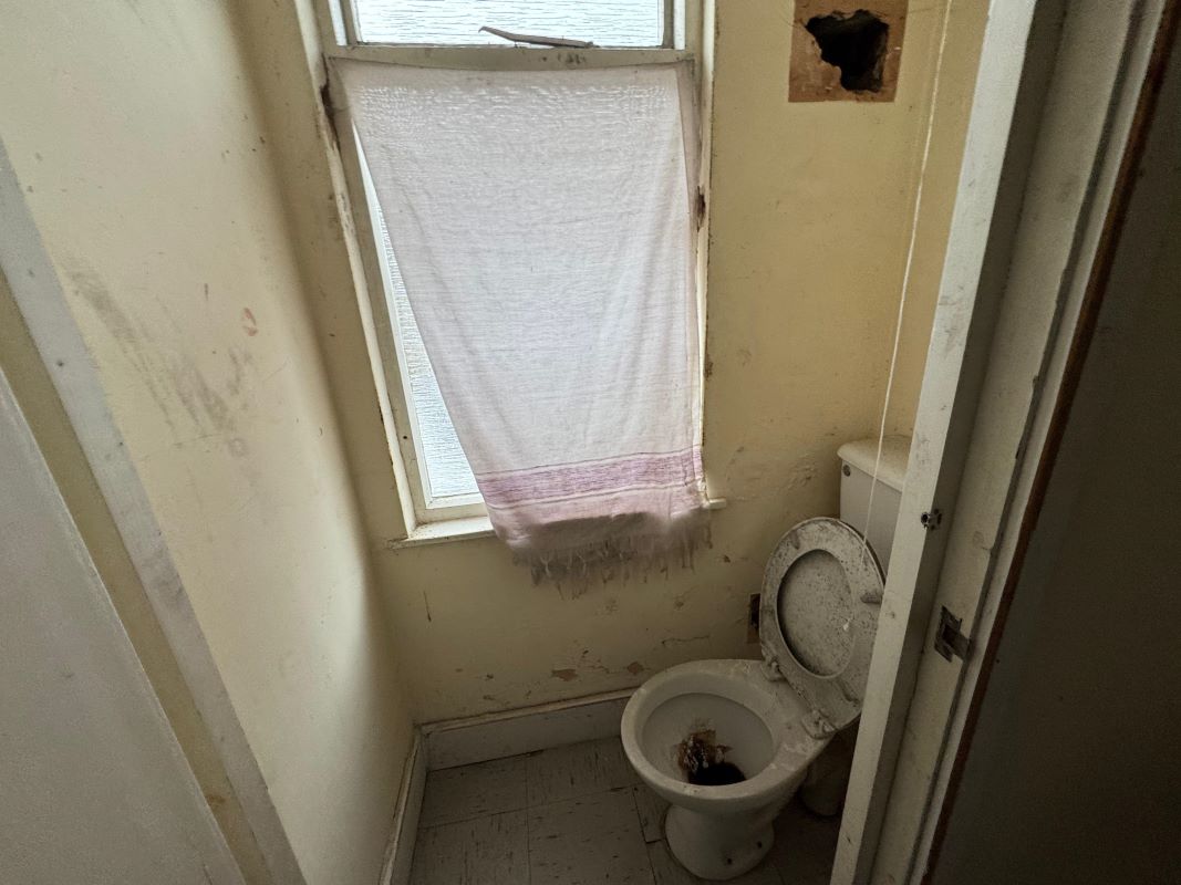 42 Forest Road West, Nottingham, NG7 4EQ