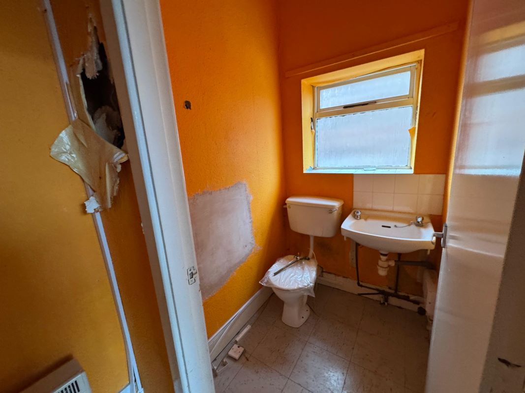 42 Forest Road West, Nottingham, NG7 4EQ