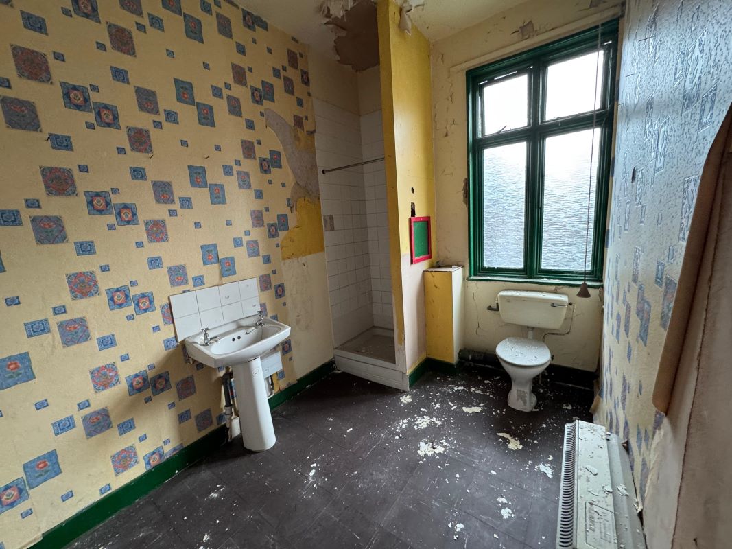 42 Forest Road West, Nottingham, NG7 4EQ