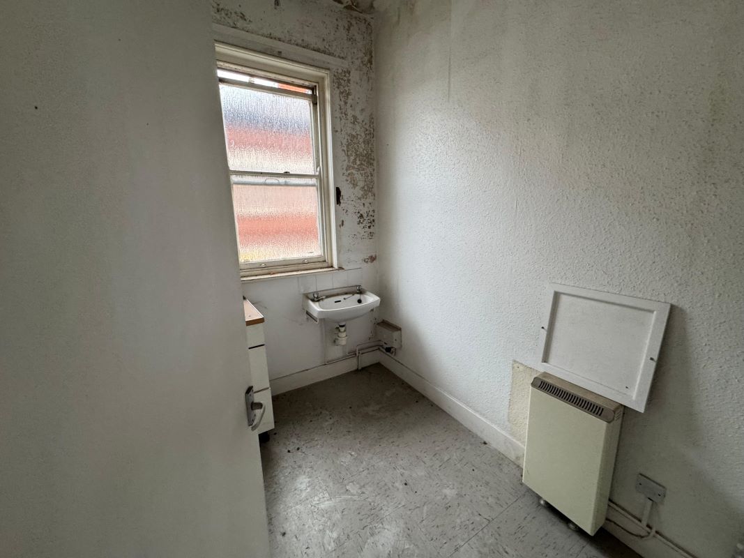 42 Forest Road West, Nottingham, NG7 4EQ