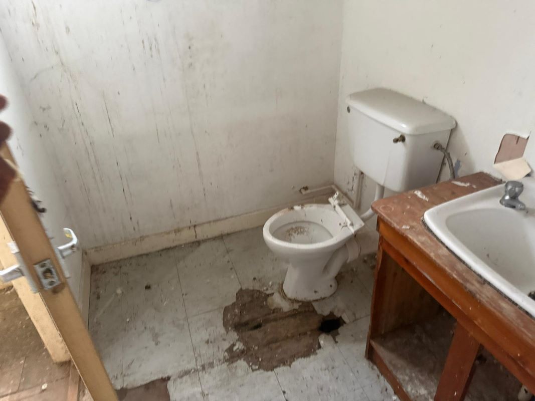 42 Forest Road West, Nottingham, NG7 4EQ