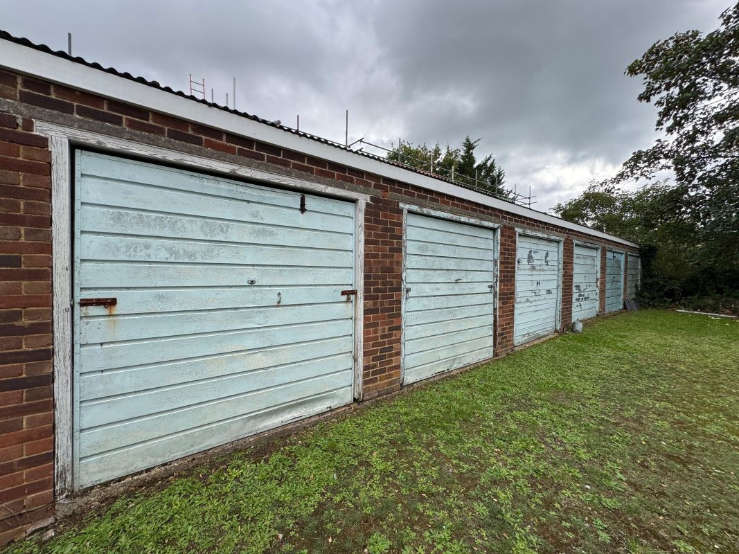 14 Lock-up Garages Robere House, Radstock Road, Southampton, City of Southampton, SO19 2QW