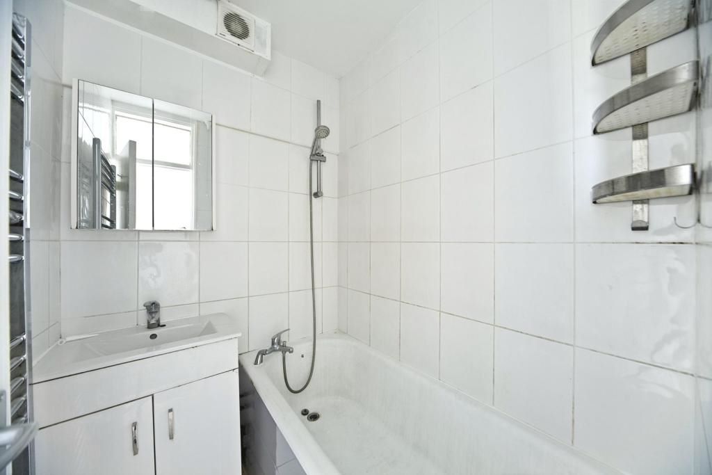 LONDON, SW17 8ED - Online Auctions