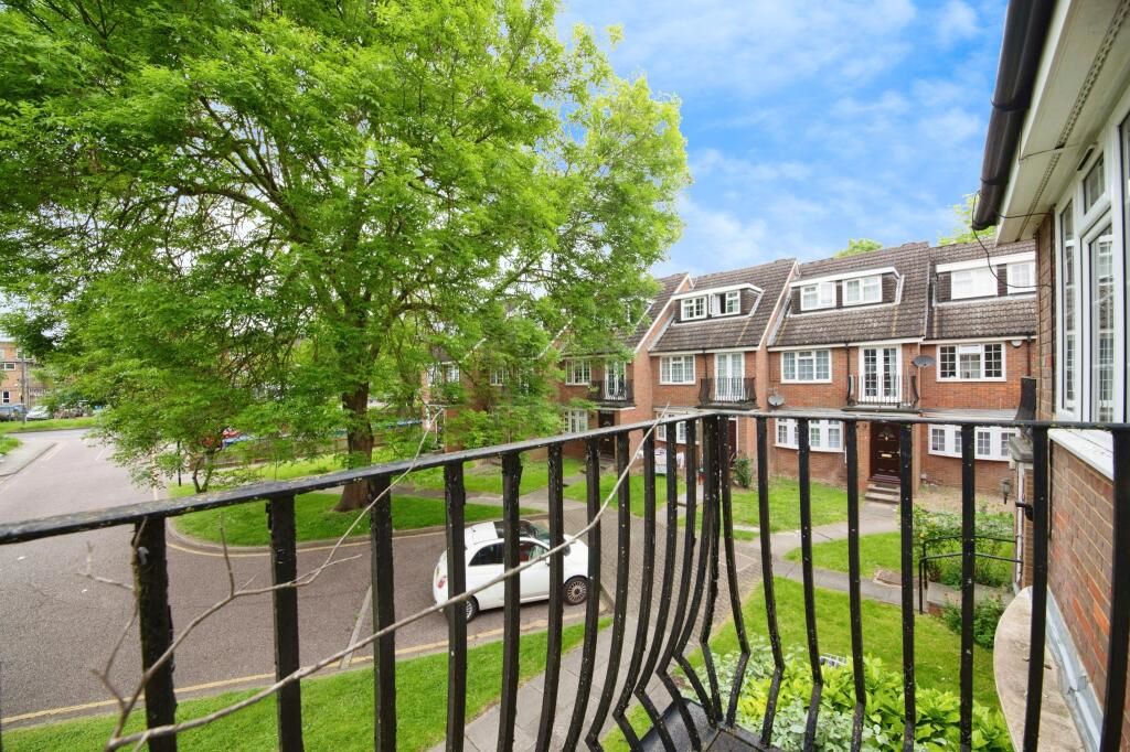 18 Bramble Close, STANMORE, Middlesex, HA7 1QX