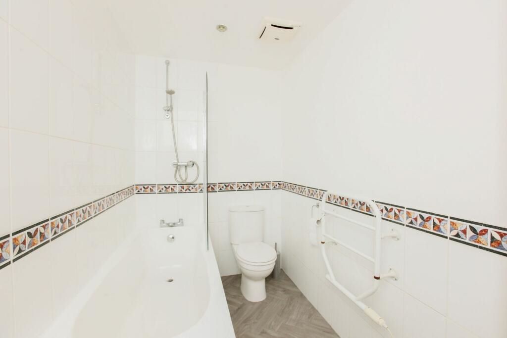 Flat 16 Fleet Court, 26 Fleet Street, Torquay, Devon, TQ1 1DR