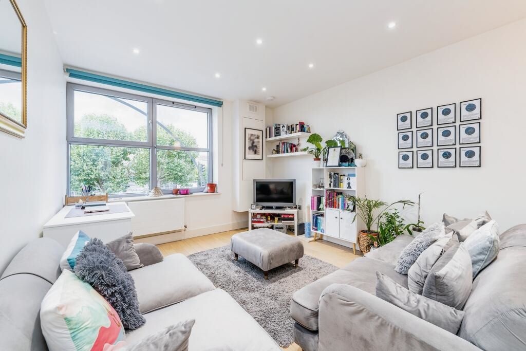 Flat 17 Sundial Court, Barnsbury Lane, Surbiton, Surrey, KT5 9AN