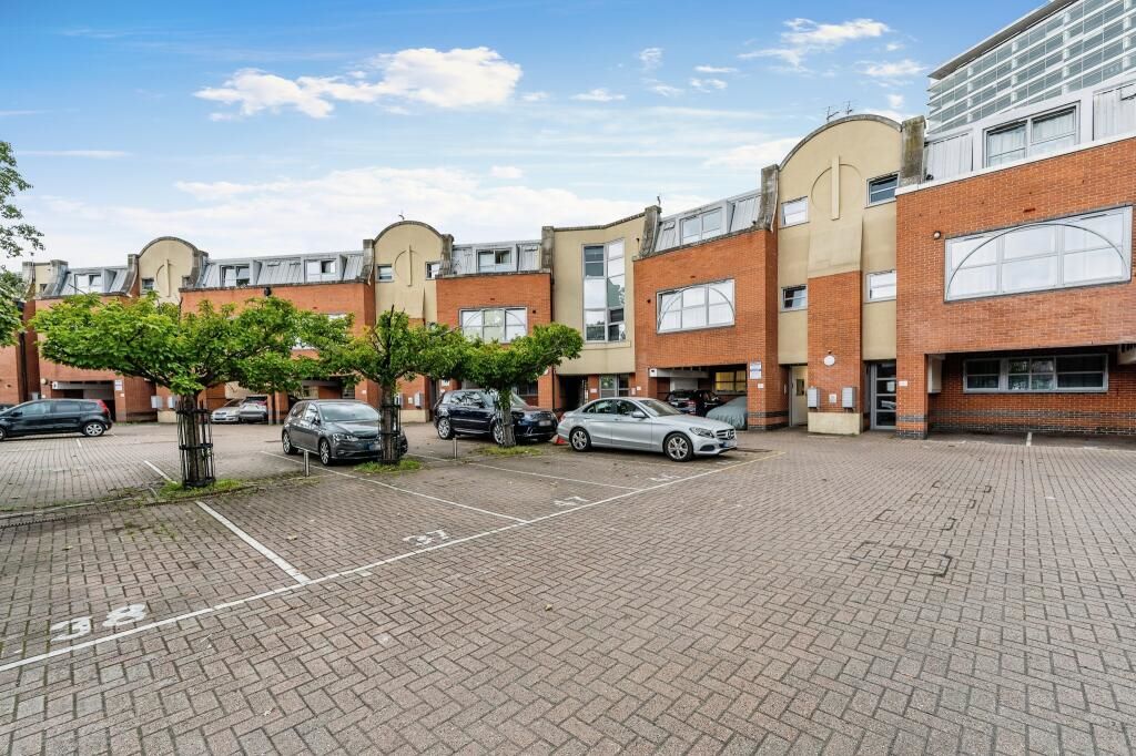 Flat 17 Sundial Court, Barnsbury Lane, Surbiton, Surrey, KT5 9AN
