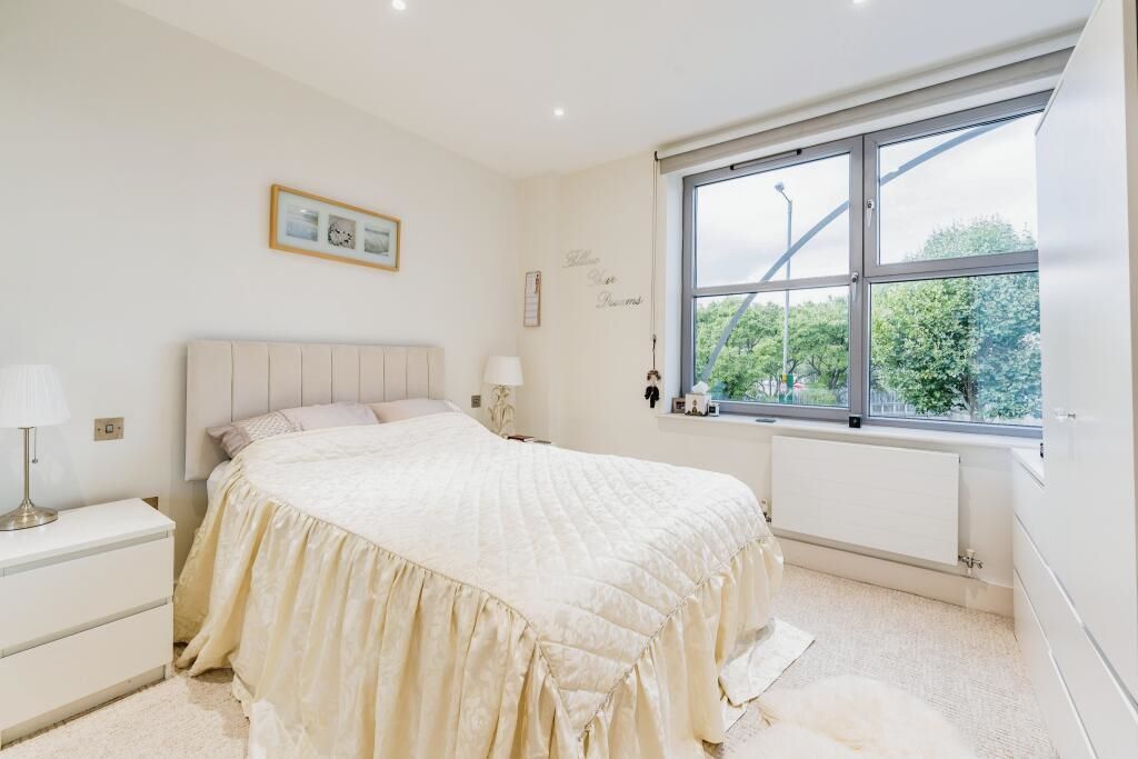 Flat 17 Sundial Court, Barnsbury Lane, Surbiton, Surrey, KT5 9AN