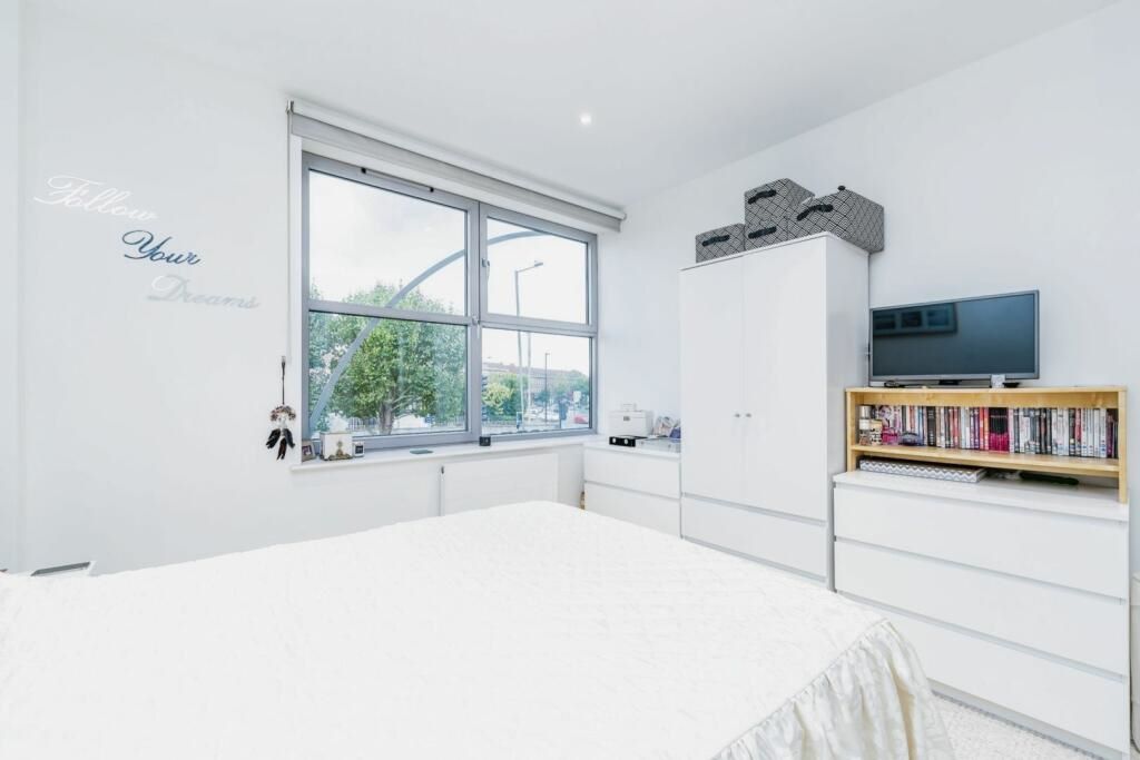 Flat 17 Sundial Court, Barnsbury Lane, Surbiton, Surrey, KT5 9AN