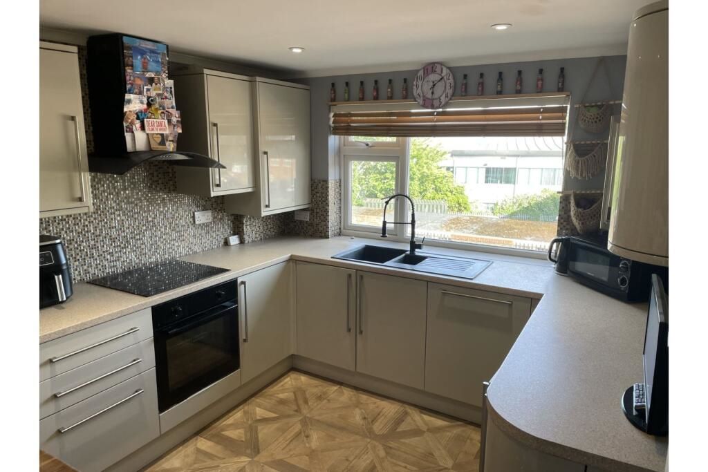 Flat 14 Blake House, Queensmead Road, Loudwater, High Wycombe, Buckinghamshire, HP10 9XE