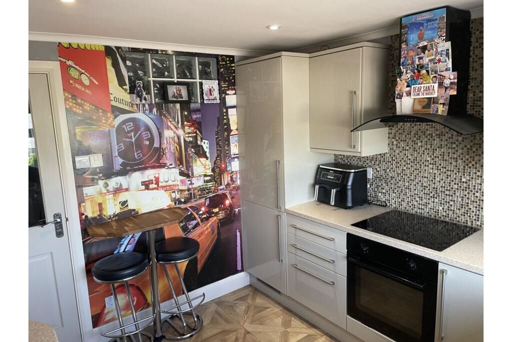 Flat 14 Blake House, Queensmead Road, Loudwater, High Wycombe, Buckinghamshire, HP10 9XE