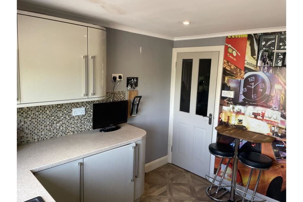 Flat 14 Blake House, Queensmead Road, Loudwater, High Wycombe, Buckinghamshire, HP10 9XE