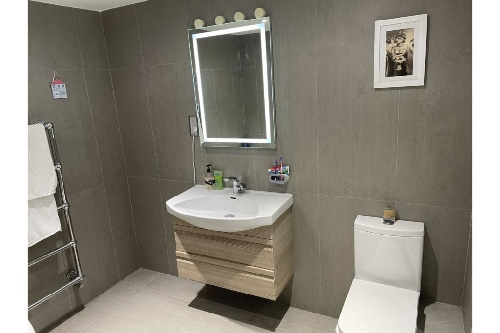Flat 14 Blake House, Queensmead Road, Loudwater, High Wycombe, Buckinghamshire, HP10 9XE