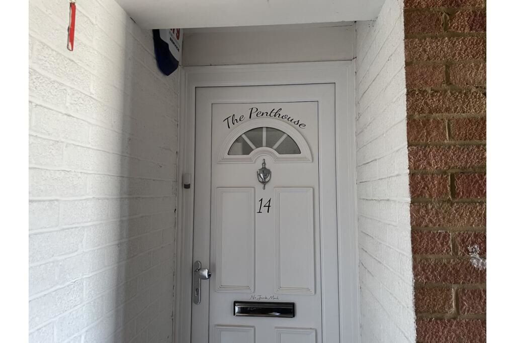 Flat 14 Blake House, Queensmead Road, Loudwater, High Wycombe, Buckinghamshire, HP10 9XE