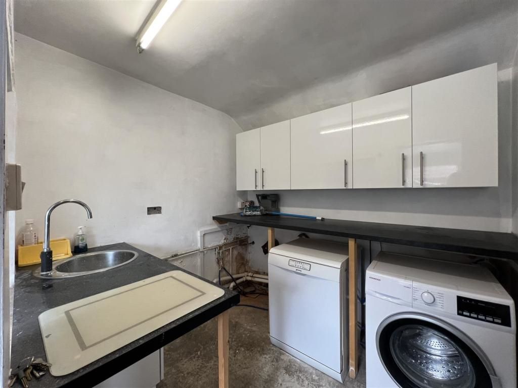 68 Clipstone Road West Forest Town, MANSFIELD, Nottinghamshire, NG19 0BU