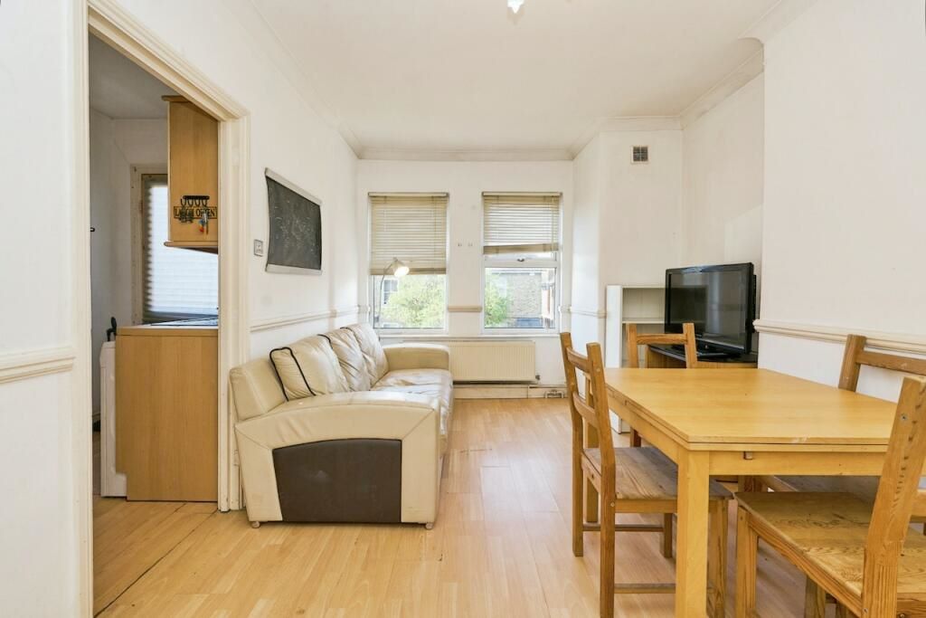 First Floor Flat, 6 Hawks Road, Kingston upon Thames, Kingston upon Thames, KT1 3EG