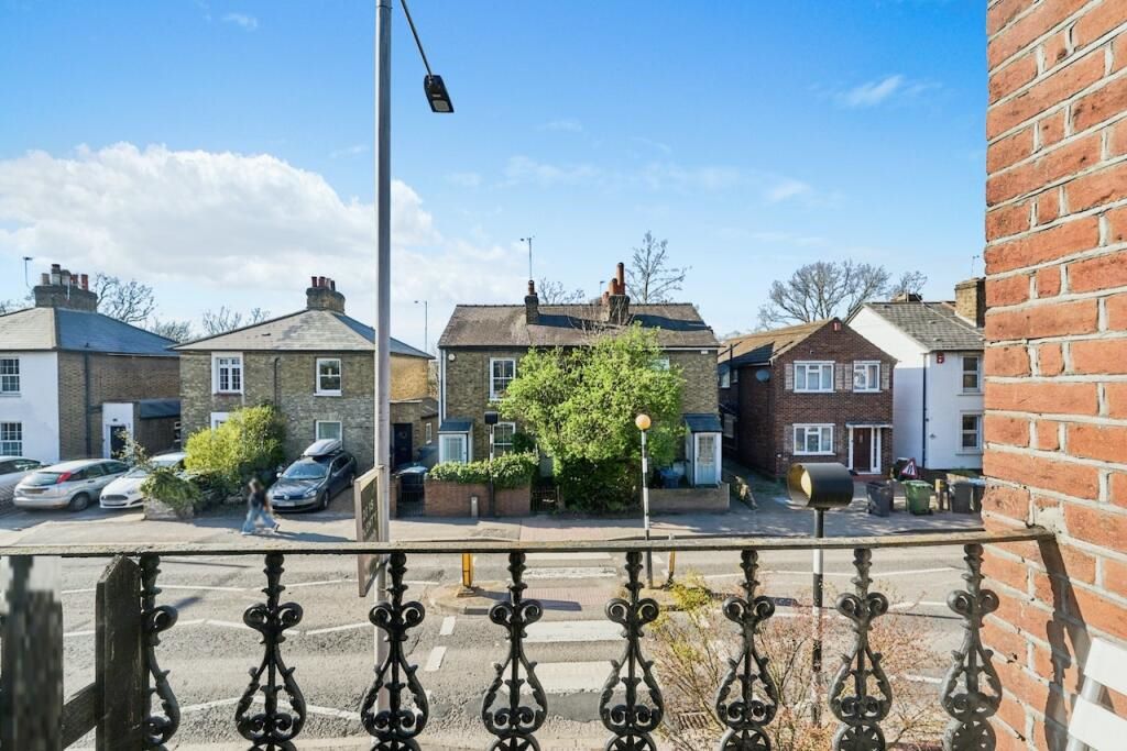 First Floor Flat, 6 Hawks Road, Kingston upon Thames, Kingston upon Thames, KT1 3EG